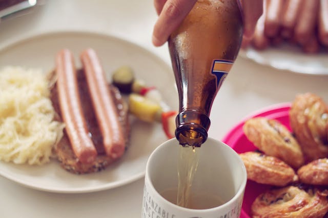 Traditional German food and drink, including sausages and beer, representing key terms from German food and drink vocabulary for beginners.