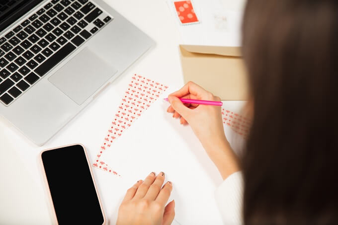 Femme décidant d'une conception sur un papier